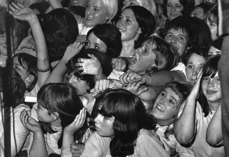 Массовая девичья истерия на концертах рок-идолов 60 - 70 годов
