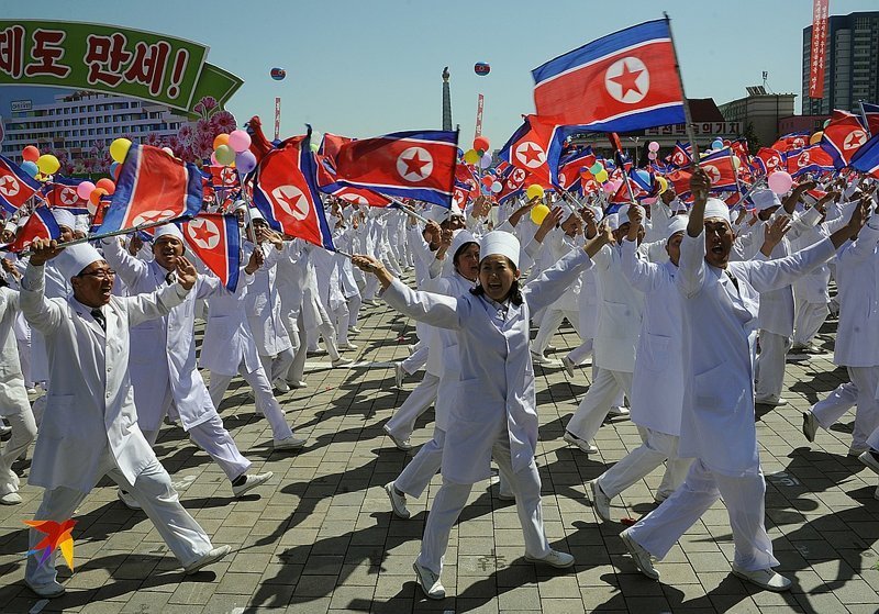 Врачи приветствуют лидера КНДР Ким Чен Ына на демонстрации трудящихся. Можете представить в таком виде доктора Рошаля или Бокерия?