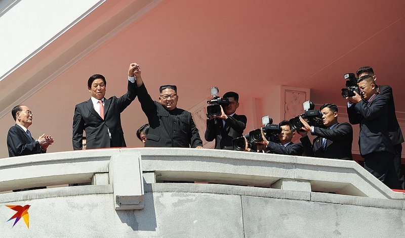 Лидер КНДР Ким Чен Ын и председатель Постоянного комитета Всекитайского собрания народных представителей Ли Чжаньшу
