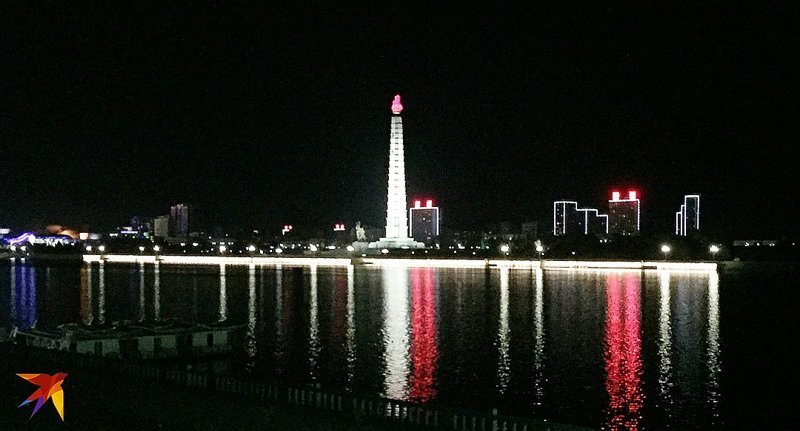 170-ти метровый монумент идей чучхе был построен в 1982 году в честь 70-летия Ким Ир Сена.