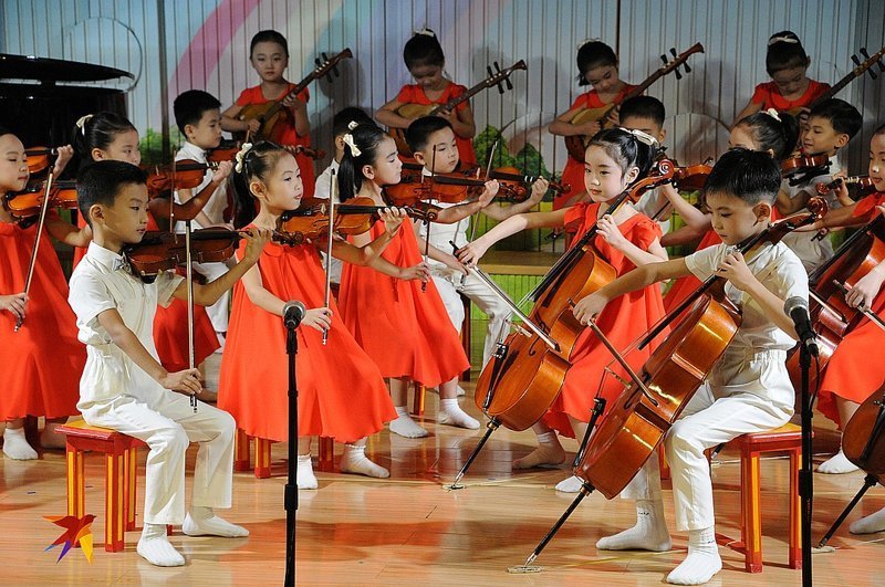Корейские дети играют на музыкальных инструментах, как боги. Силу воли и выносливость развивают в Северной Корее с раннего детства