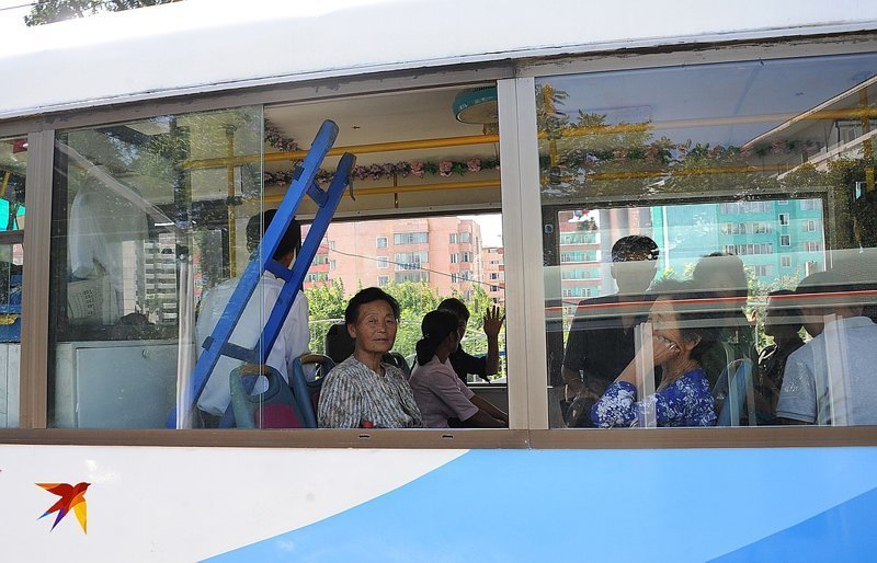 В Пхеньяне есть не только автобусы, троллейбусы, но и метро. Но иностранцев в них без сопровождения «гидов» не пускают