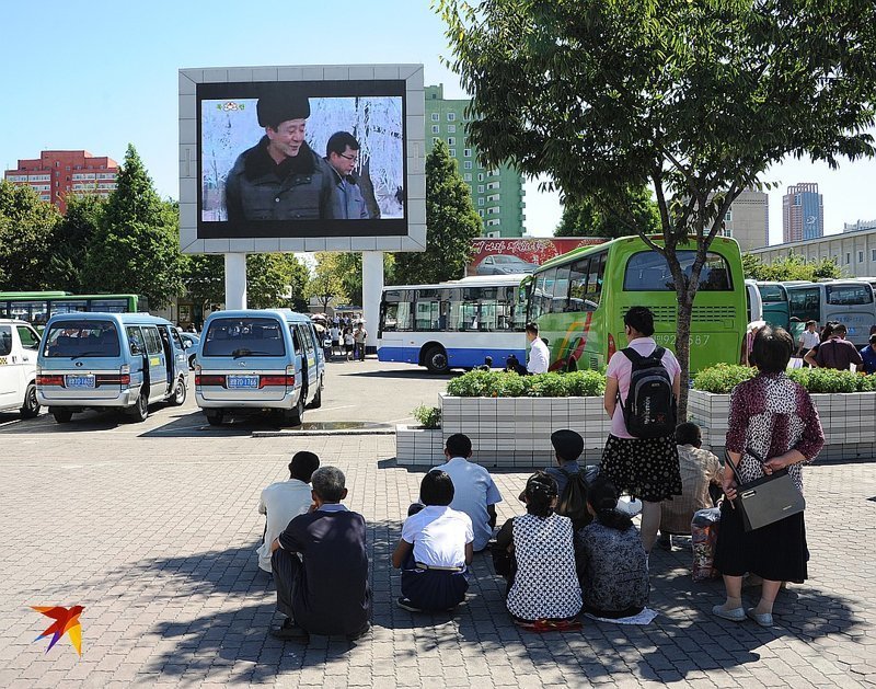 В ожидании автобуса люди смотрят духоподъёмное патриотическое кино