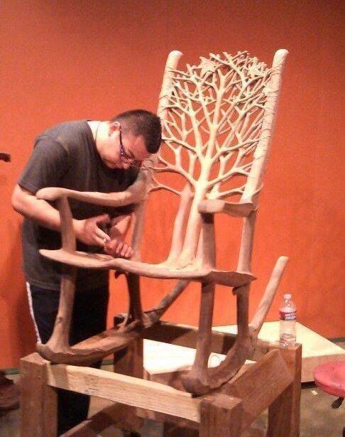 Кресло, вырезанное вручную из цельного дерева