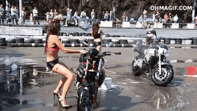 Её смог завалить даже мотоцикл байкера