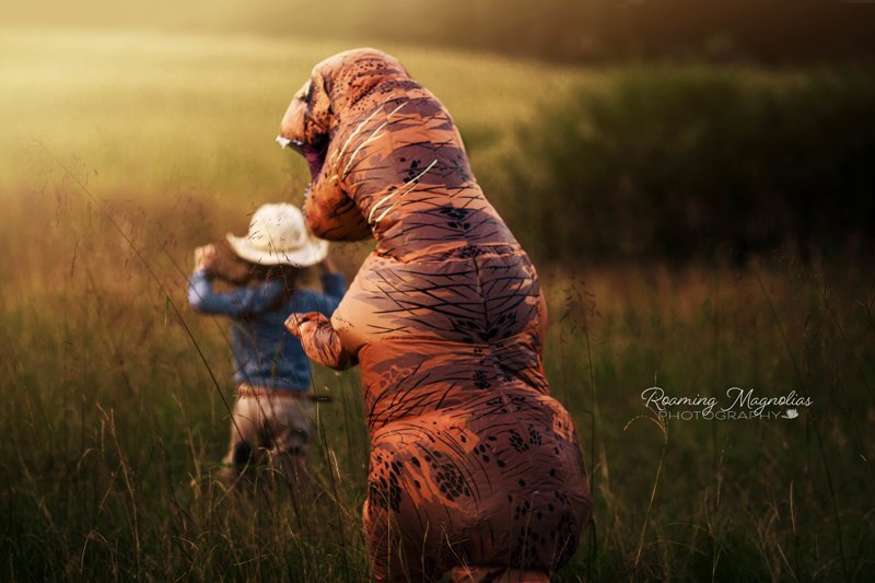 Мальчик, страдающий аутизмом, согласился фотографироваться только в костюме динозавра