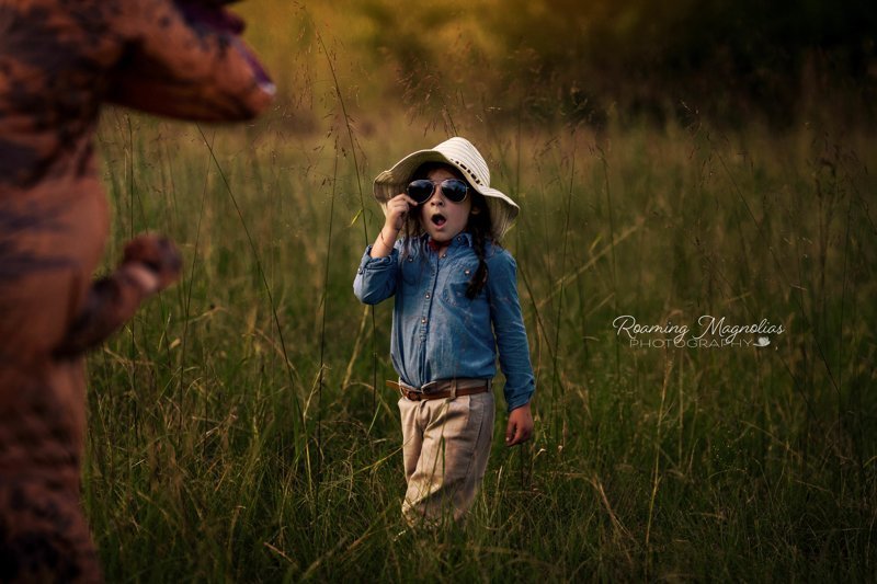 Мальчик, страдающий аутизмом, согласился фотографироваться только в костюме динозавра
