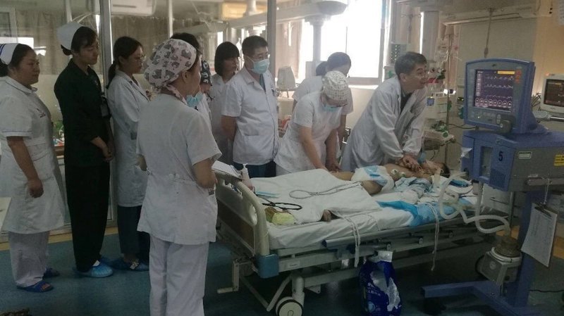Пятичасовая эстафета. В Китае сразу 30 врачей пытались "завести" сердце ребёнка