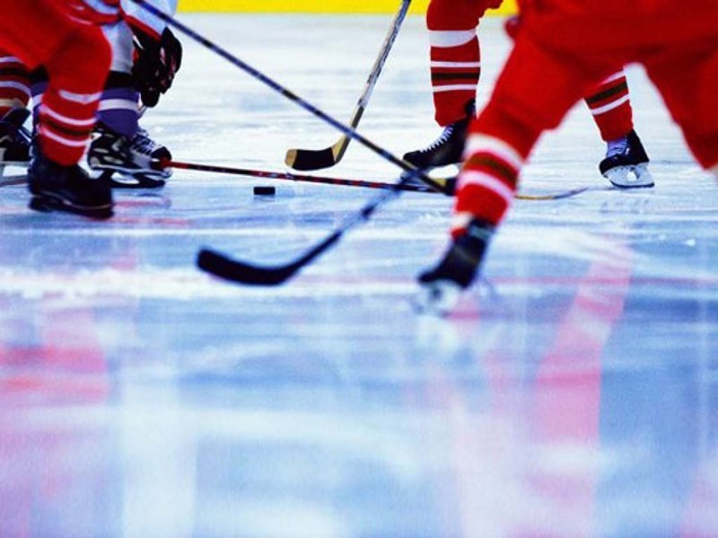 В Москве, во время матча, хоккеист скончался прямо на льду