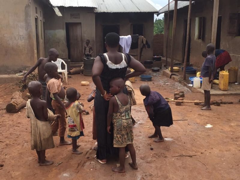 Гений плодовитости из Уганды: 39-летняя мать-одиночка сама растит своих 38 детей
