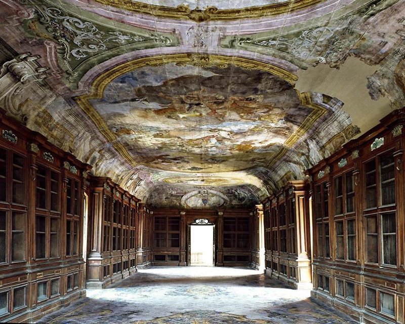 Библиотека в Картезианском монастыре, Падула, Италия 