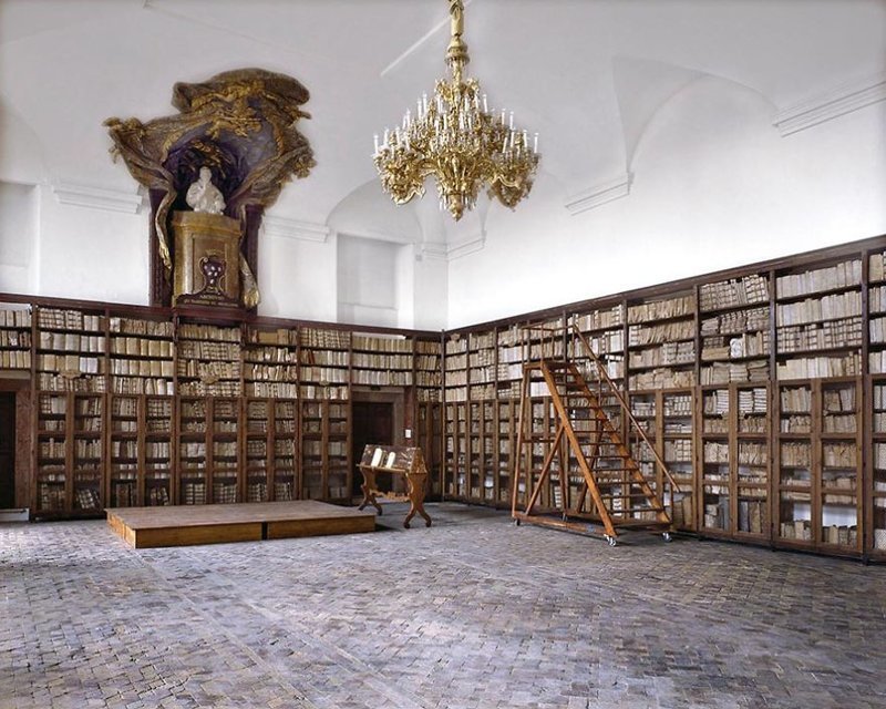 Библиотека в дворце Альтьери, Рим, Италия 