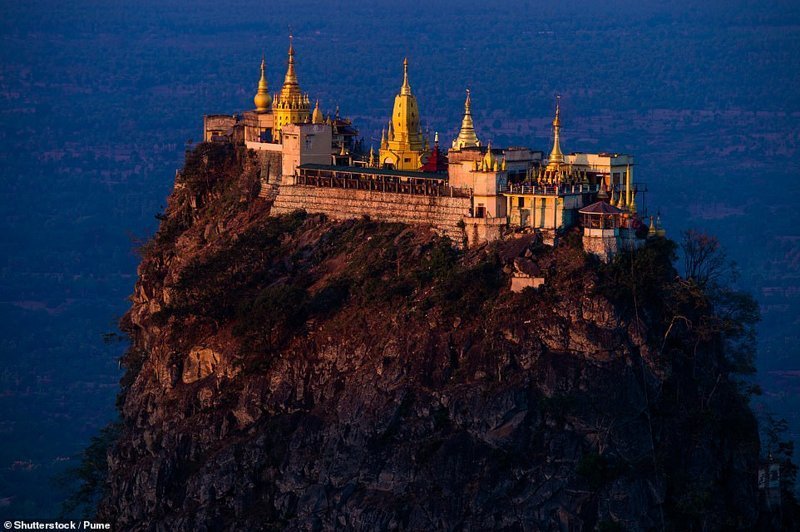 Буддийский монастырь на скале Таунг-Калат, Мьянма