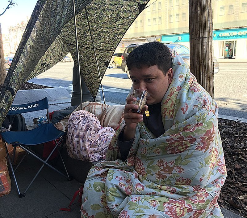 Стояние на Тверской: как люди сутки проводят в очереди за новым айфоном