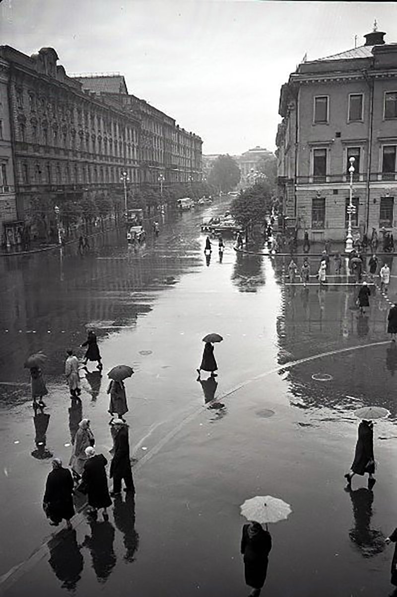 Дождь. Иван Шагин, 1950–1960-е, г. Ленинград, ул. Бродского
