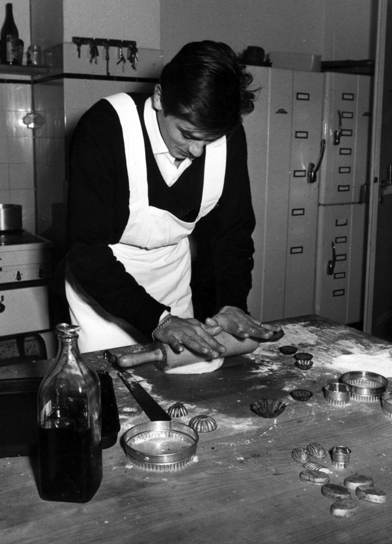 Ален Делон готовит печеньки, 1960