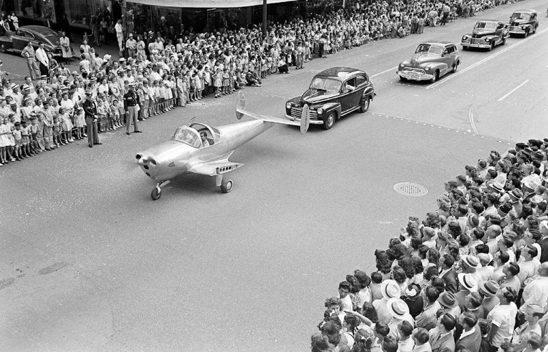На параде с обрезанными крыльями (чтоб не улетел). Хьюстон, США, 1946.