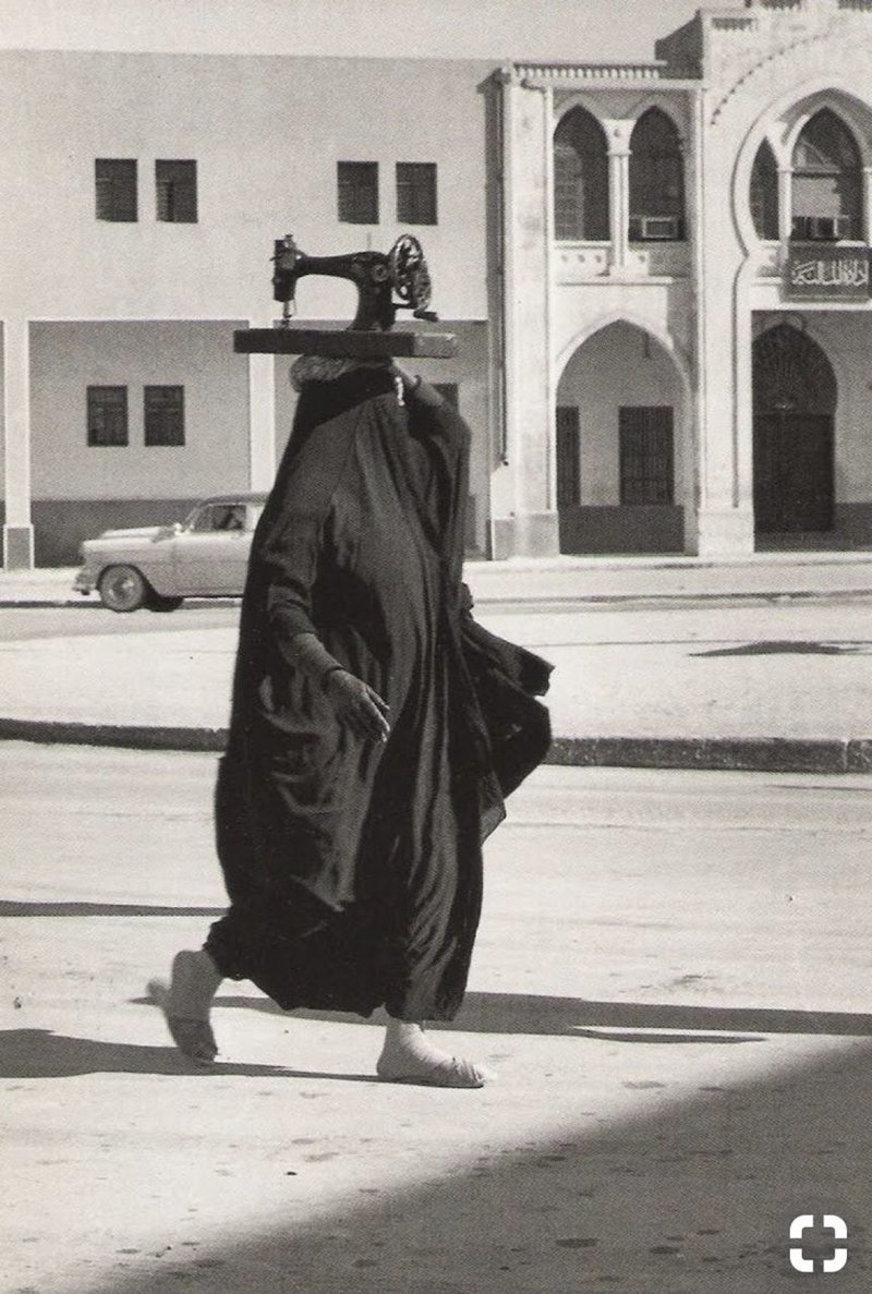 Ничего особенного. Просто женщина переносит швейную машинку. Где-то на улице Кувейта. 1955