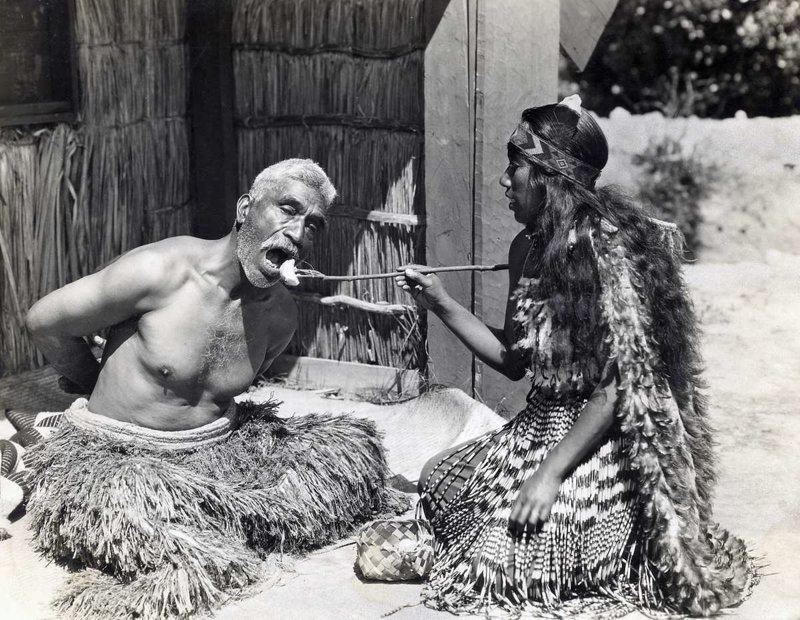 Врач и по совместительству шаман Маори кормит жителя Новой Зеландии, 1930