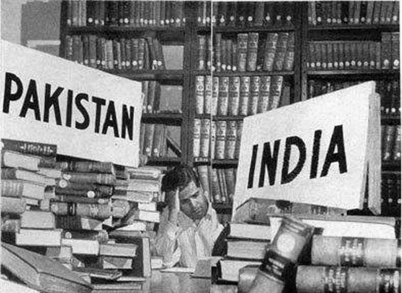 Библиотекарь Национальной библиотеки Калькутты после раздела Индии и Пакистана делит книги между двумя странами, 1947 год.