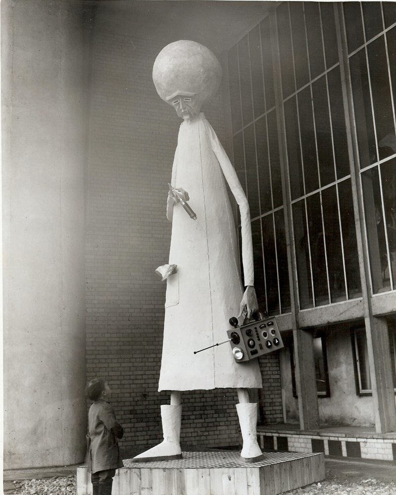 Статуя иностранца. Лондон, 1954