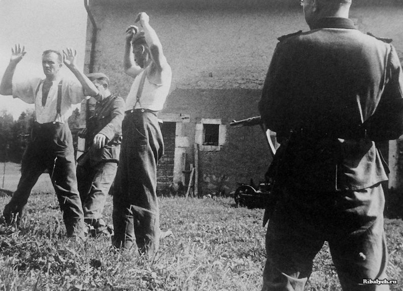 Арестованные по подозрению в дезертирстве солдаты немецкой армии в тылу Западного фронта. 1944 год.
