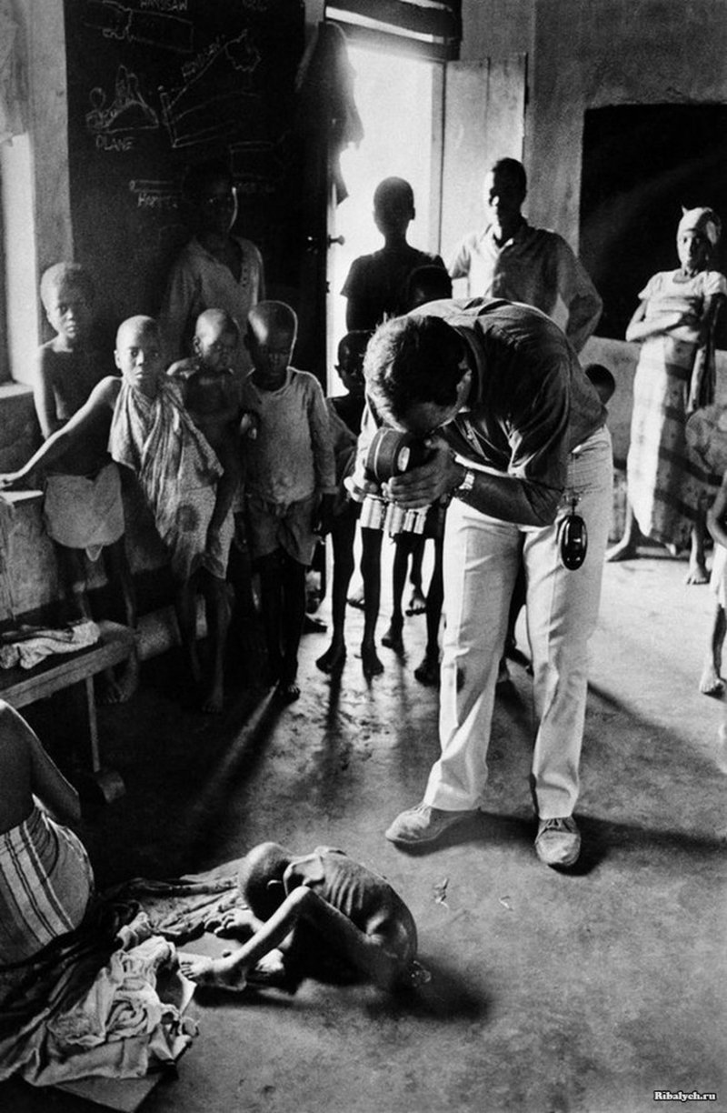 Французский репортер Раймонд Депардон фотографирует ребенка в агонии. Самопровозглашенное государство Республика Биафра, Нигерия, июль 1968 года.