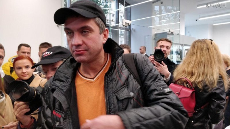 Первый в московской очереди за iPhone так его и не купил: денег не хватило 