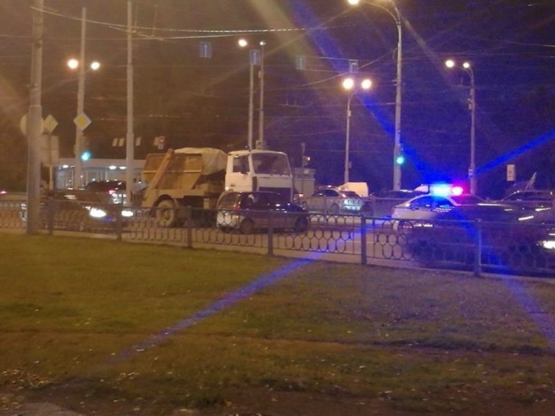 Не заметил малютку: мусоровоз протащил Матиз в Екатеринбурге