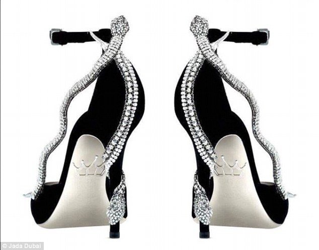 Туфли "Клеопатра" стоимостью 4800 долларов, которые могут похвастать четырьмя белыми и 28 черными бриллиантами, 19-каратным золотом и подошвами из платины