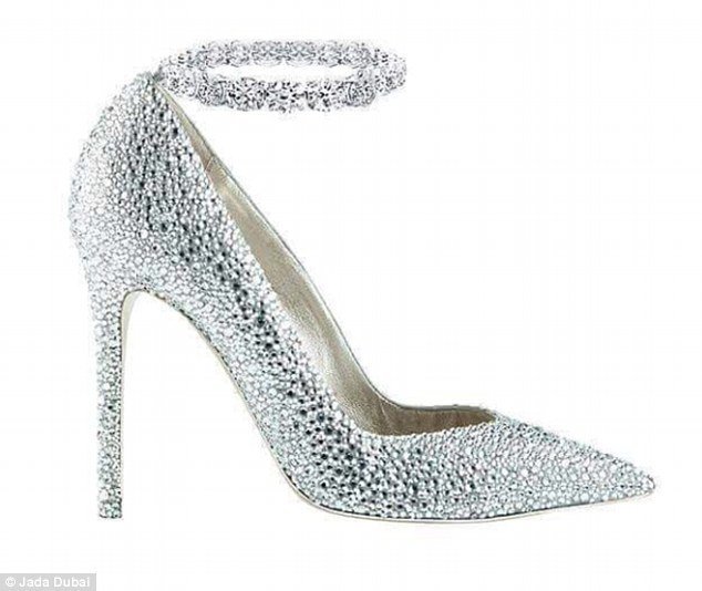 Вот, например, туфли из первой коллекции с привлекательной стоимостью 283 000 долларов, инкрустированные белыми бриллиантами на 54 карата и белыми сапфирами на 416,2 карата