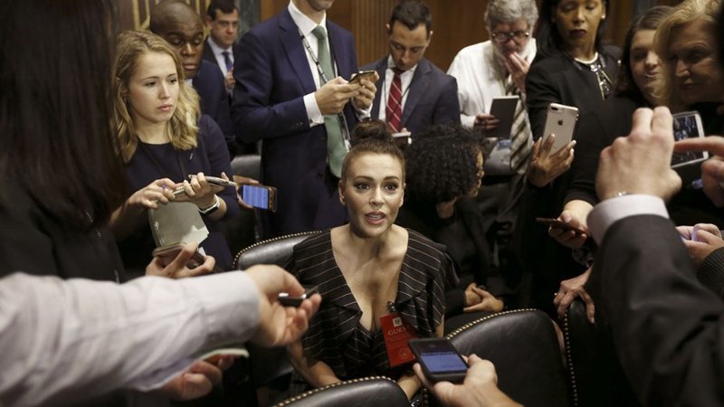 Актрису из «Зачарованных» пристыдили за слишком глубокое декольте на слушаниях о домогательствах