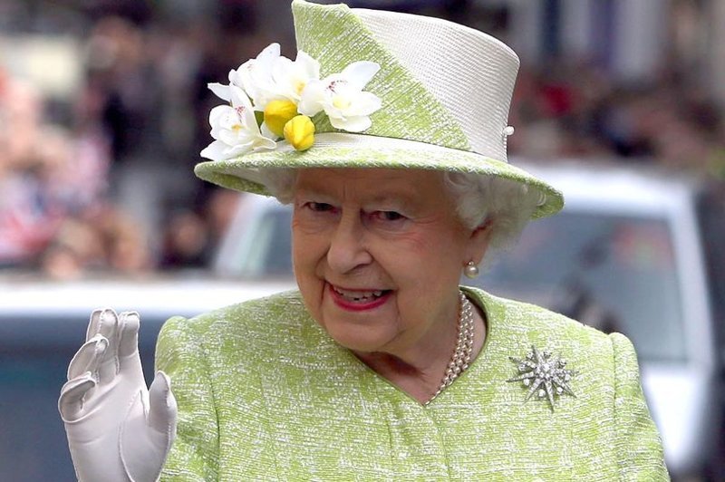 Практично: у королевы Великобритании есть фальшивая рука для приветствий