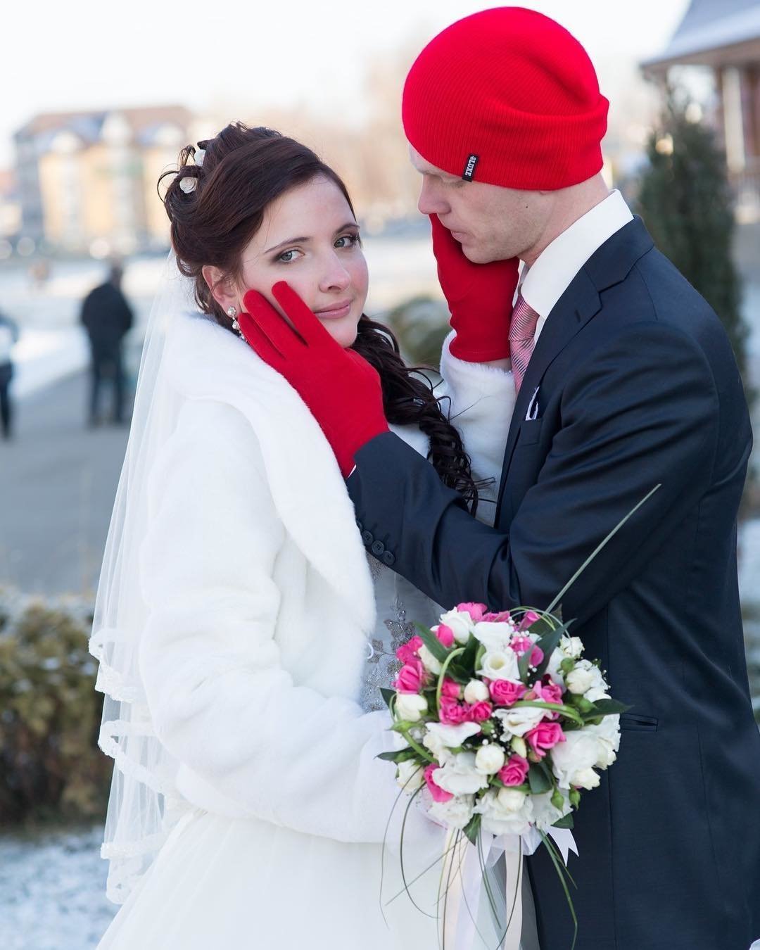 Нежелание выходить замуж. Современная свадьба. Скромная свадьба. Свадебные фото. Свадьба в Красном цвете жених и невеста.