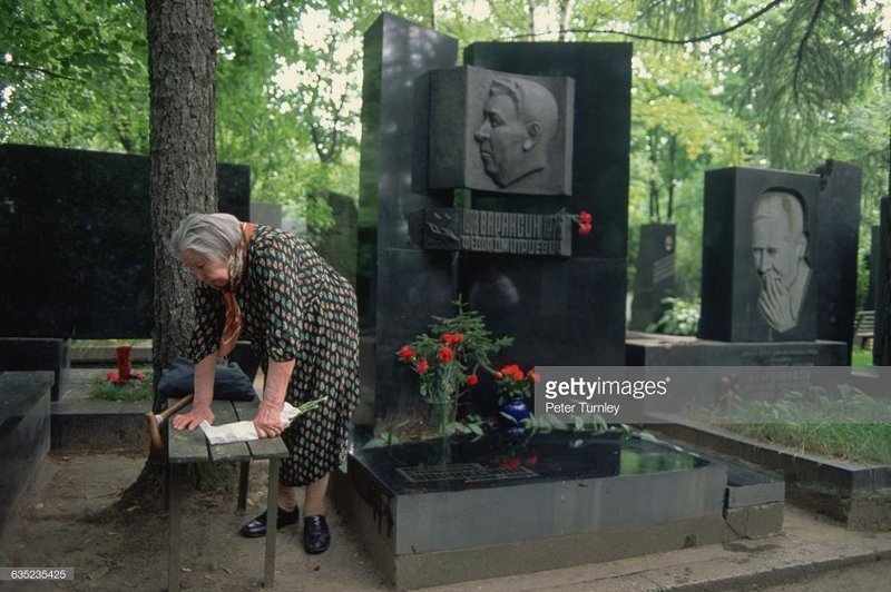 Женщина на Новодевичьем кладбище 
