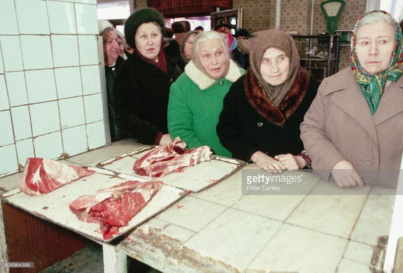Пожилые москвички в очереди за мясом