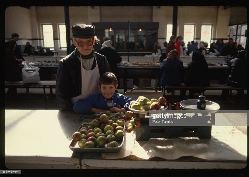 Внук помогает деду на рынке