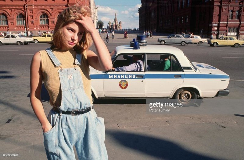 Проститутка Катя, 18 лет, стоит рядом с милицейской машиной возле Красной площади 