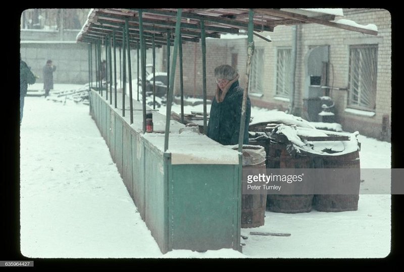 Одинокий продавец в зимней Москве 