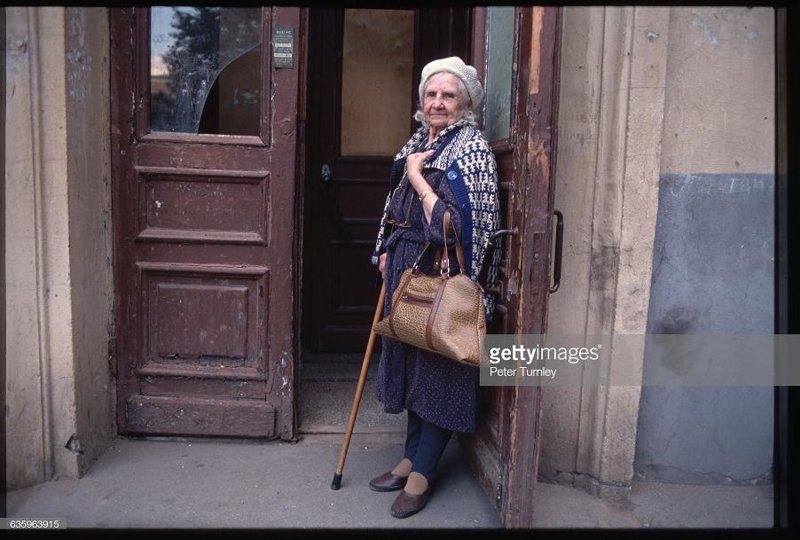 Пожилая москвичка у подъезда своего дома