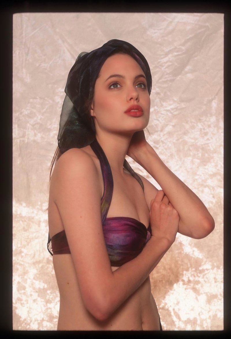 Редкие кадры из фотосессии 16-летней Анджелины Джоли в нижнем белье