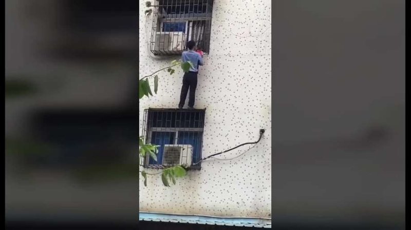 Китаец спас малыша, застрявшего головой в оконной решётке