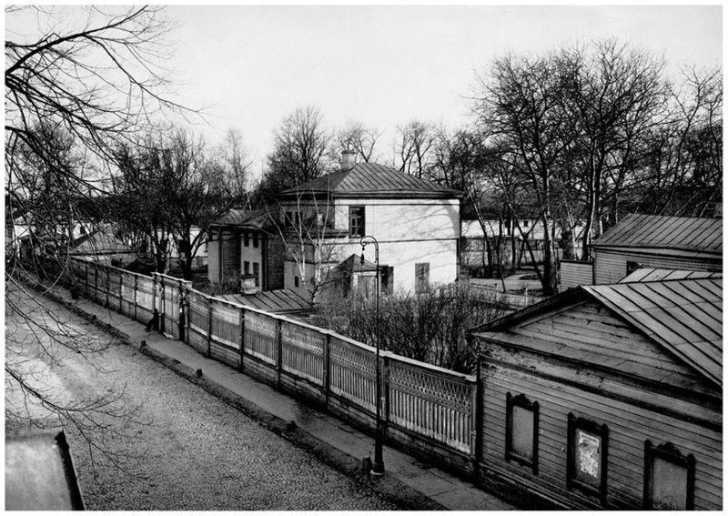 Хамовники. Вид московской усадьбы Льва Толстого со стороны переулка.