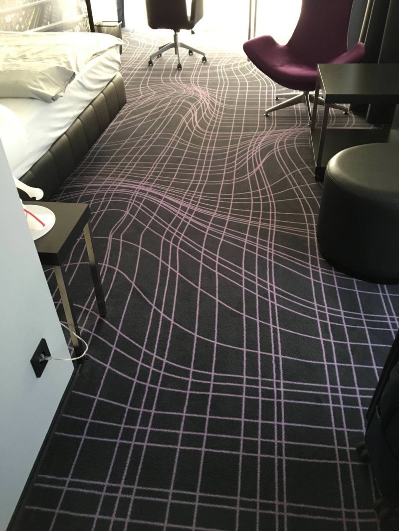 Ковровое покрытие с оптической иллюзией вводит в транс постояльцев немецкой гостиницы