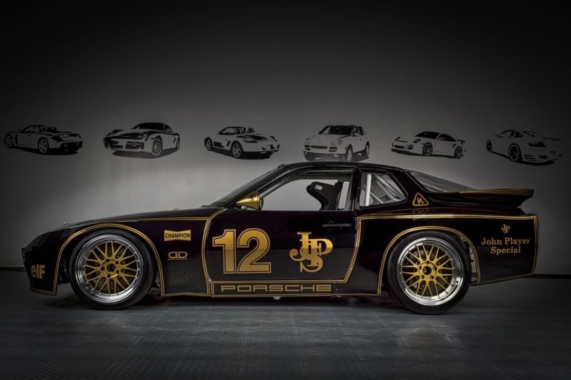 Возможности Photoshop и других программ позволяют фанатам представить как ливрея JPS смотрелась бы на разных моделях. Что скажете о таком вот Porsche 944? Круто вышло, не правда ли?
