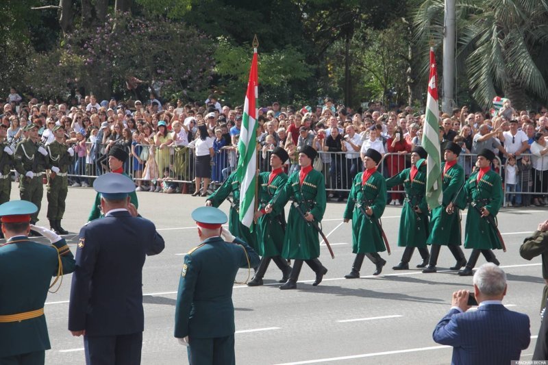 25 лет победы над Грузией в Абхазии празднуют парадом и танцами