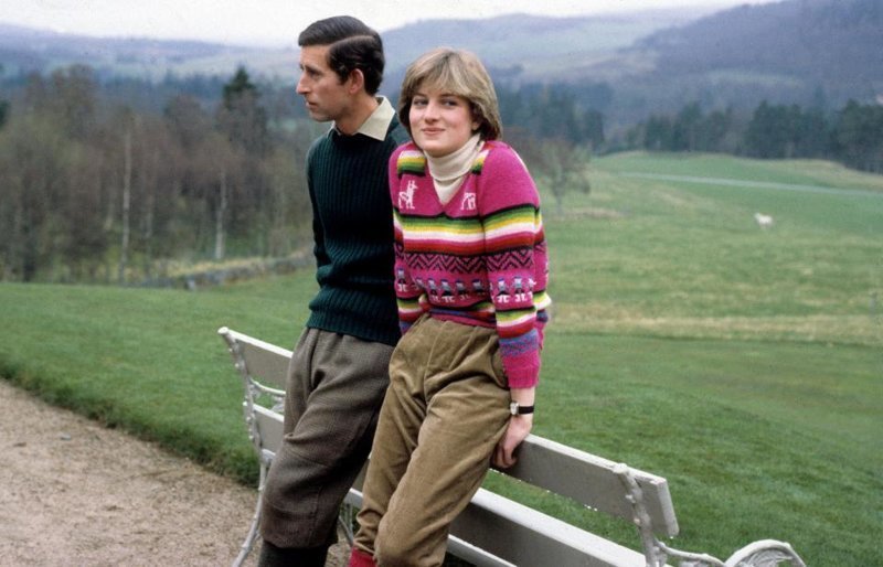 Почему на фотографиях принц Чарльз всегда выше Дианы