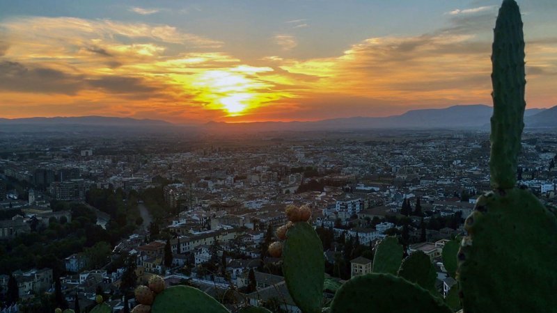 Вид с холма Альгамбры на Гранаду