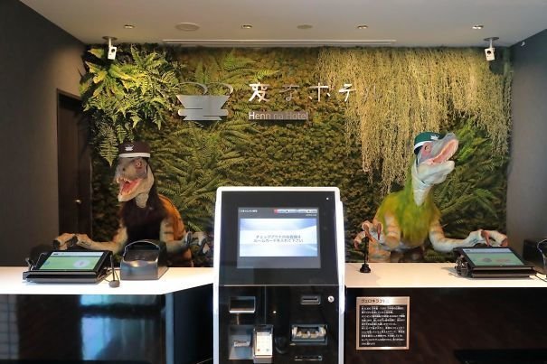 2. Роботы-администраторы в виде динозавров в одном из японских отелей