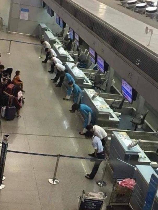 6. Так в японских аэропортах извиняются за задержку рейса